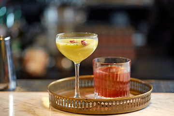 Image showing tray with glasses of cocktails at bar