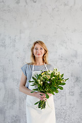 Image showing Image of florist with bouquet