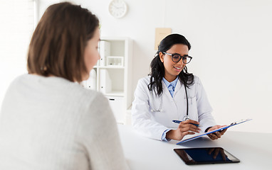 Image showing doctor with clipboard and woman patient at clinic