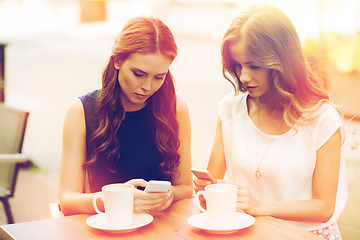 Image showing women with smartphones and coffee at outdoor cafe