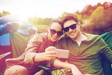 Image showing couple of travelers taking selfie by smartphone