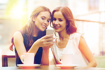 Image showing young women with smartphone and coffee at cafe