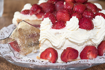 Image showing Cake shovel at a strawberry cake