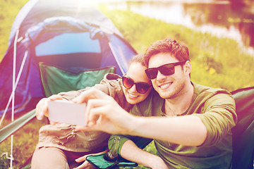 Image showing couple of travelers taking selfie by smartphone