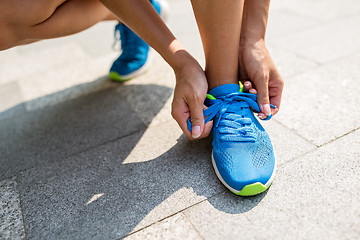 Image showing Woman trying the shoestrings