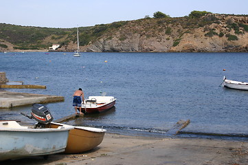 Image showing fisherman preparing his boat