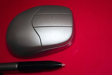 Image showing silver mouse and pen