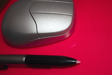 Image showing silver mouse and pen