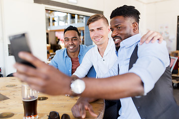 Image showing friends taking selfie and drinking beer at bar