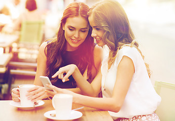 Image showing young women with smartphone and coffee at cafe