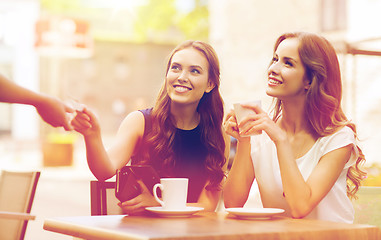 Image showing women with credit card paying for coffee at cafe