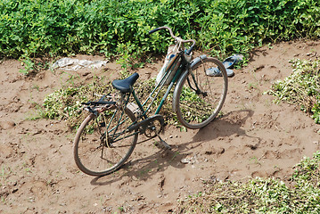 Image showing Old bicycle in the dirt