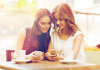 Image showing women with smartphones and coffee at outdoor cafe