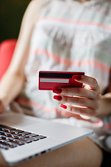 Image showing Anonymous woman using card for purchase