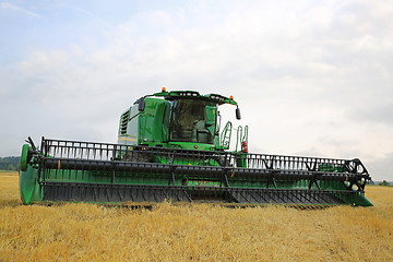 Image showing John Deere Combine T660 with 630D Cutting Unit on Stubble Field