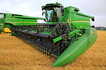 Image showing John Deere T660 Combine and 630D Cutter on Stubble Field