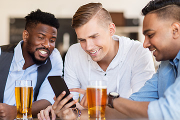 Image showing male friends with smartphone drinking beer at bar