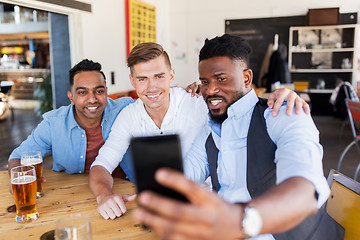 Image showing friends taking selfie and drinking beer at bar