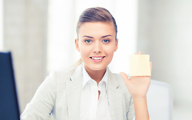 Image showing smiling businesswoman showing sticky note