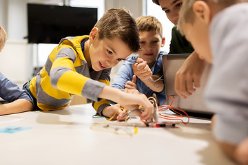 Image showing kids with invention kit at robotics school