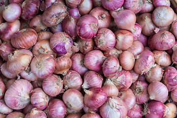 Image showing Red onions in plenty on display at local farmer\'s market.