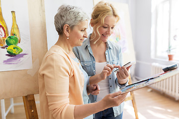 Image showing artists with smartphone painting at art school