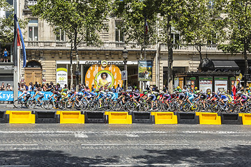 Image showing The Feminine Peloton in Paris - La Course by Le Tour de France 2