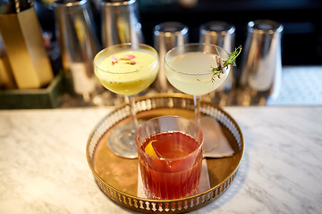 Image showing tray with glasses of cocktails at bar