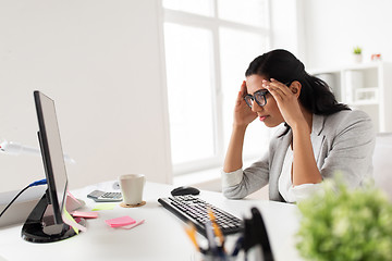 Image showing businesswoman with computer working at office