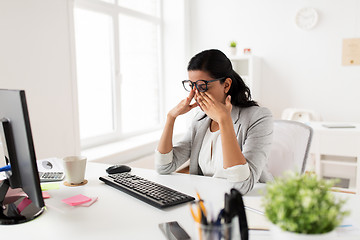 Image showing businesswoman with computer working at office