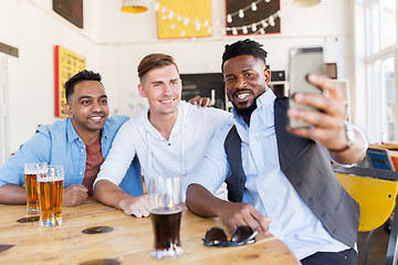 Image showing friends taking selfie and drinking beer at bar