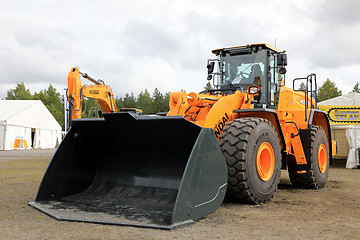 Image showing Hyundai HL980 Wheel Loader on Display