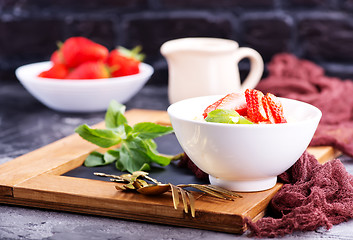 Image showing oat porridge with strawberry