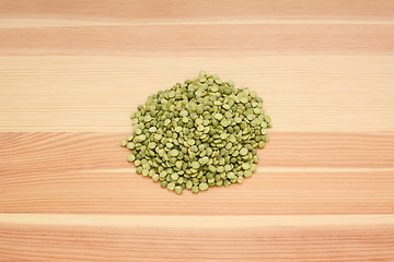 Image showing Dried green split peas on wood