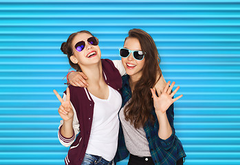 Image showing smiling teenage girls in sunglasses showing peace