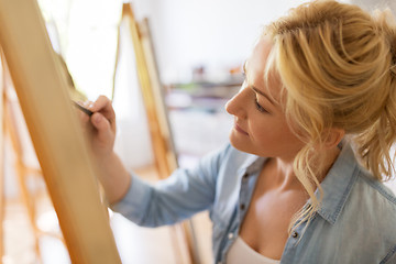 Image showing woman artist with pencil drawing at art school