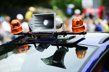 Image showing loudspeaker and flasher on the car