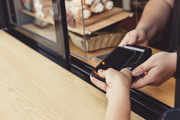 Image showing Person paying pay through smartphone using NFC