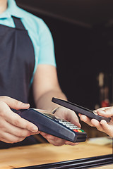 Image showing Person paying pay through smartphone using NFC