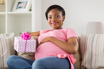 Image showing happy african american pregnant woman with gift