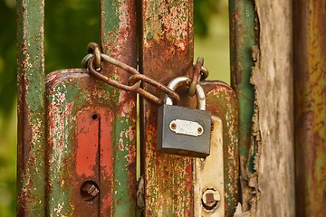 Image showing Old gat with padlock