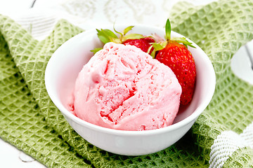Image showing Ice cream strawberry with berries in bowl on green napkin