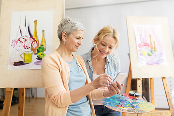 Image showing artists with smartphone painting at art school