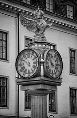 Image showing Klocka Central Plan, Clock with Crown next to the central train 