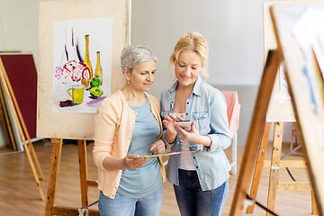 Image showing artists with smartphone painting at art school