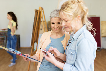 Image showing artists with smartphone painting at art school