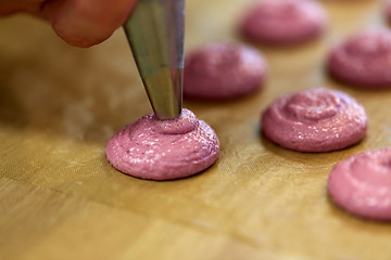 Image showing chef with nozzle squeezing macaron batter