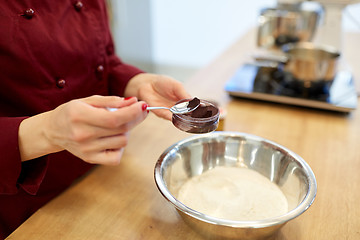 Image showing chef hands adding food color into bowl with flour