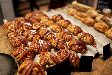 Image showing sweet buns with price tags at bakery store