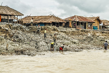 Image showing Working in mud in Bangladesh